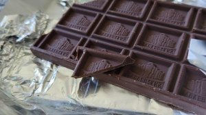 ем шоколад с чаем в деревне