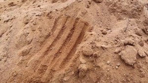 Малыш и ПАПА Сонные Играют с Трактором в Песке Видео для детей