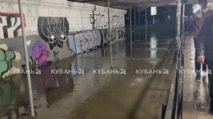 Залповый дождь подтопил улицы и остановил движение трамваев в центре Краснодара