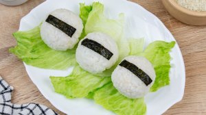Круглые онигири с кальмаром