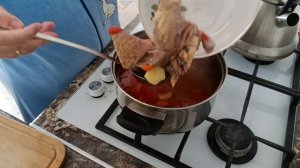 готовлю обед, на улице жара. Подкормка клубники. Опрыскивание цветущих растений магбором.