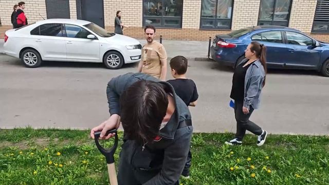 Жители провели акцию по озеленению на проспекте Астрахова