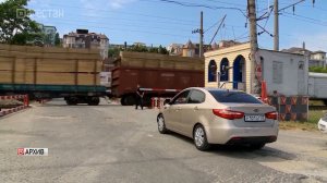 В Дагестане на переезде автомобиль столкнулся с грузовым поездом