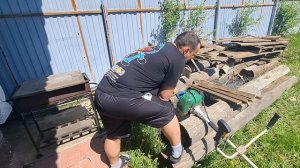 муж посадил помидоры,перец!смотрит свои владения