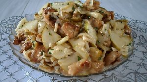 Салат с грушей, жареной куриной грудкой и сыром