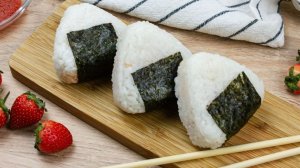 Онигири с клубникой и творожным сыром