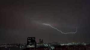 Сильная гроза и ливни в Москве продолжаются. 

Накануне столица обновила суточный рекорд по количест