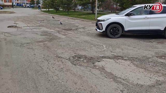 Жители Каменска пожаловались на разбитую дорогу у ТЦ «Экстра»