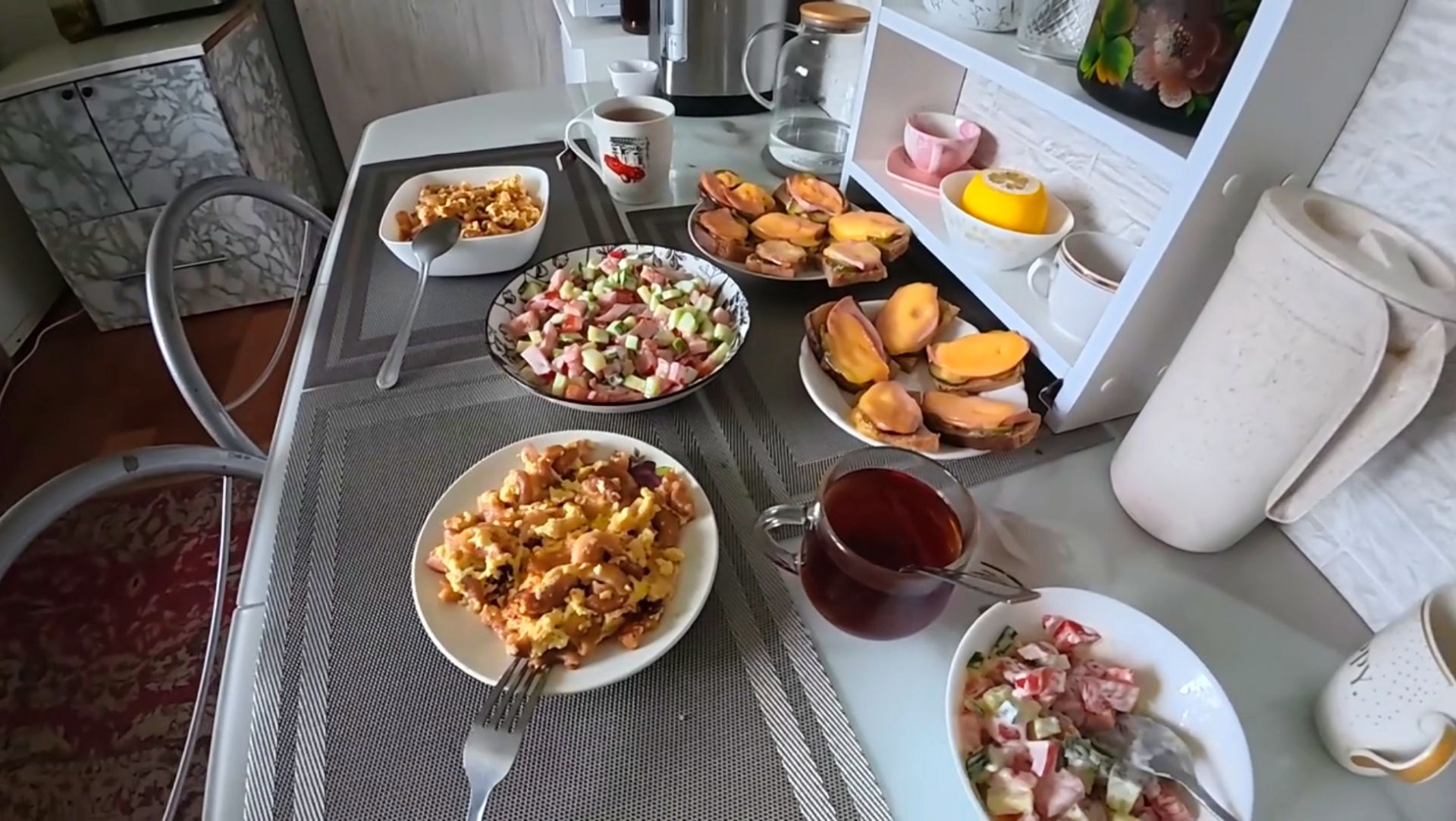 ПРЕКРАСНО СЕБЯ ЧУВСТВУЕМ. НИЧЕГО НАМ НЕ НУЖНО!