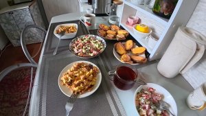 ПРЕКРАСНО СЕБЯ ЧУВСТВУЕМ. НИЧЕГО НАМ НЕ НУЖНО!