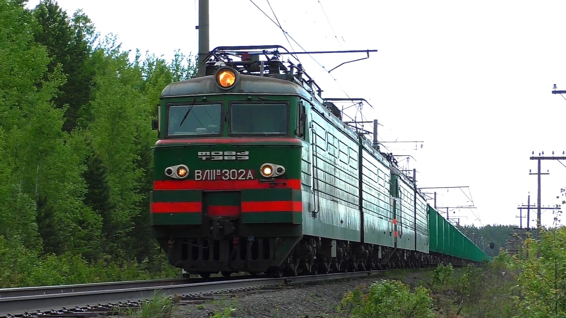 Система электровозов ВЛ11М-301/302 с составом из новых полувагонов