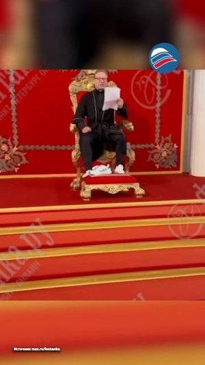 Вооружённый ножом мужчина сел на императорский трон в Эрмитаже