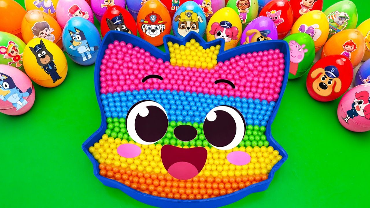 Смешиваем разноцветные шарики Pinkfong в ванночке с голубоватыми яйцами из таинственной слизи