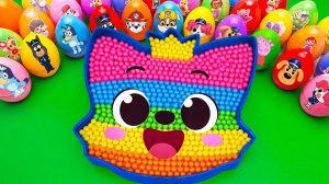 Смешиваем разноцветные шарики Pinkfong в ванночке с голубоватыми яйцами из таинственной слизи