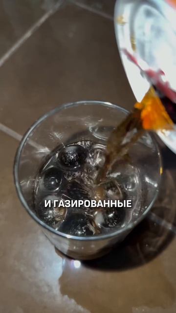 ЭТИ НАПИТКИ ЛУЧШЕ НЕ ПИТЬ В САМОЛЁТЕ