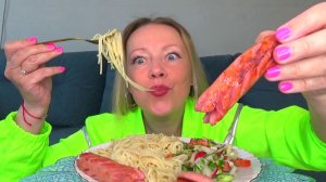 Мукбанг от Яновны Классика Макароны с жареными сосисками, витаминизированный салат. Еда вкуснота.
