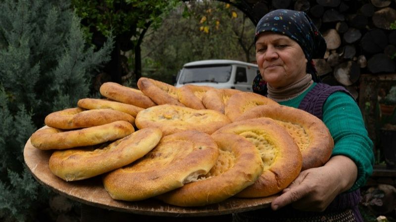 Деревенский хлеб с говядиной, испеченный по старинному рецепту. Теплый и сытный. Кухня Азербайджана