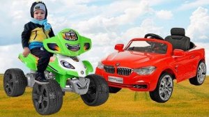 Малыш на Квадрике спасает новую Машинку для детей. Kids pretend play and ride on Mini bike