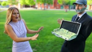 Раздать 10 000 долларов случайным людям и ничего не сказать