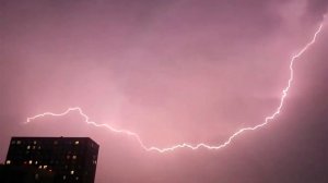 Мощная гроза и тропический ливень обрушились накануне на столичный регион.