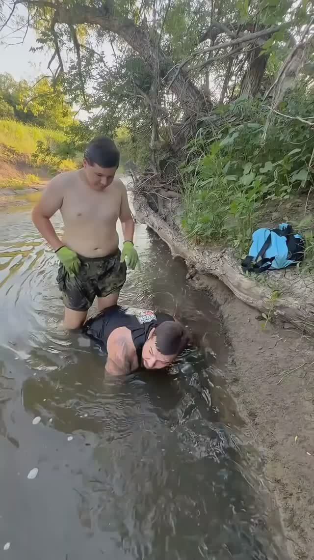 Они ловят ее только голыми руками