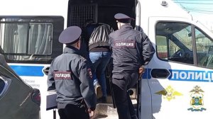 Полицейские Югры задержали посыльного мошенников, похитивших деньги у матери погибшего бойца СВО