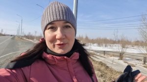 А мы всё еше в шапках/ Прогулка и разговор об отпуске и о погоде