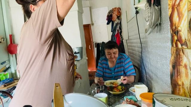 Спасибо бравенькой накормила нас с помощницей