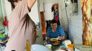 Спасибо бравенькой накормила нас с помощницей