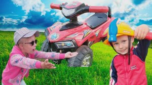 Машинка для детей сломалась. Малыш Помогает Починить машинку. Pretend Play Kids Video