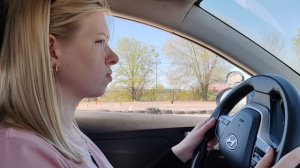 Обучение вождению с Юлей. Второе занятие на автодроме. Учимся трогаться и остановкам с поворотниками