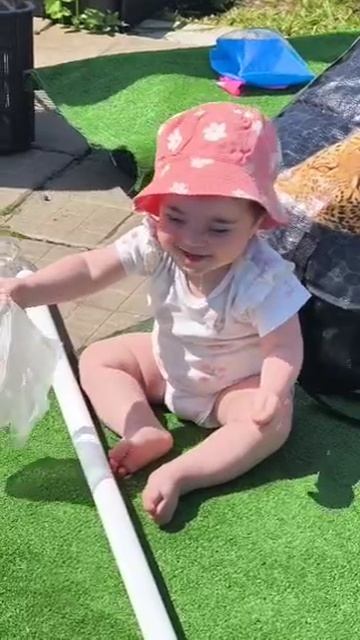 Самое время и погода в бассейне плескаться.