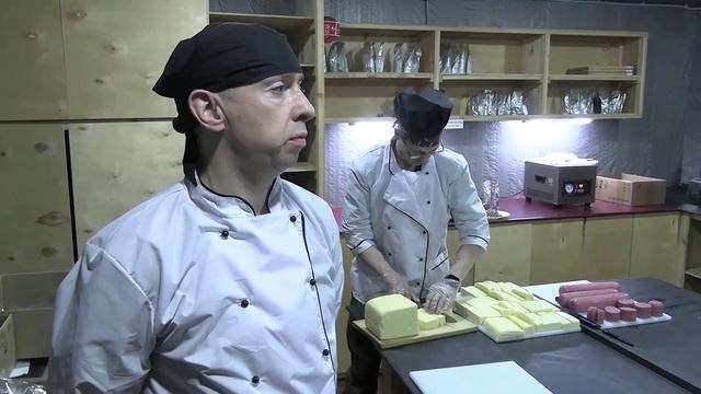 Военнослужащие штурмовых подразделений получают провизию на передовых позициях в особой упаковке