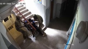 Людоловы поймали мужчину в подъезде.