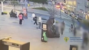 Самокатчика, который сбил ребенка у Московского зоопарка, вычислили по камерам.