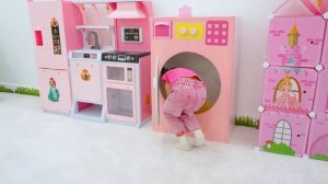 Алиса учится делиться игрушками — Машинки-трансформеры для детей