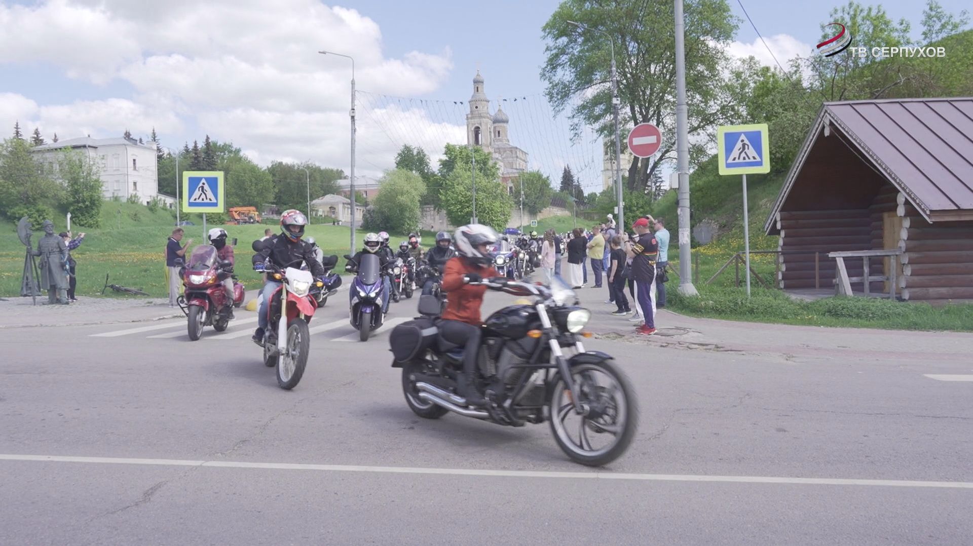Под рев моторов и звуки гимна серпуховские мотоциклисты открыли мотосезон памятной акцией