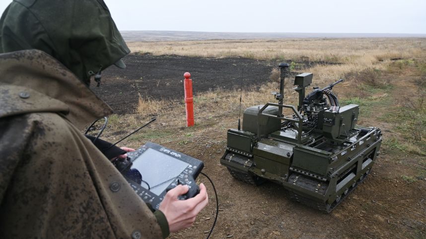 Многоцелевой робот «Курьер» помогает российским бойцам в разминировании. Лучшее видео из зоны СВО