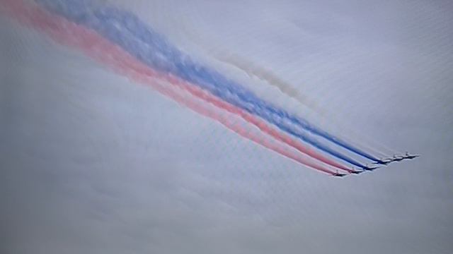Самолёты ВКС России разукрасили небо над Красной площадью в цвет Государственного флага