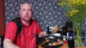 Мукбанг. Жареные яйца с сардельками, редиска и виноградный сок. Еда на камеру.
