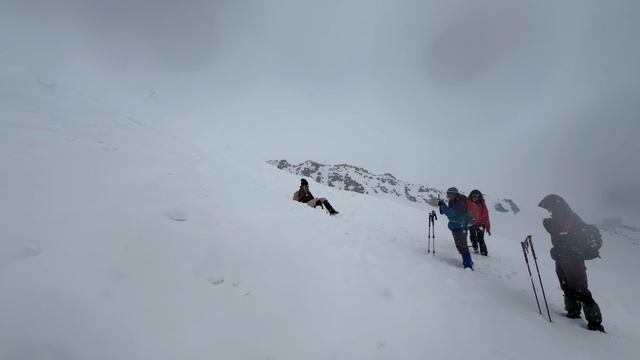 Маргоша с Эльбруса на попе. 4100м