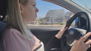 Обучение вождению с Юлей. Второе занятие на автодроме. Учимся трогаться с помощью педали сцепления