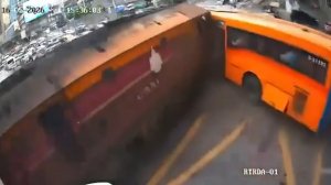 Момент столкновения поезда с автобусом в Таиланде