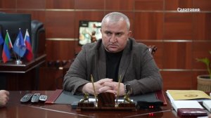 Гаджимурад Мусаев передал государственные награды семьям погибших героев и ветерану СВО из Казбековс