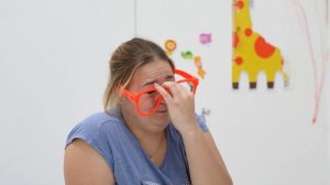 116 Мама отбирает игрушки у ребенка и играет с ними, но ребенок решил пошутить над мамой
