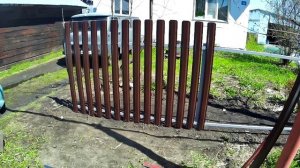 Прикручиваю штакетник на каркас.