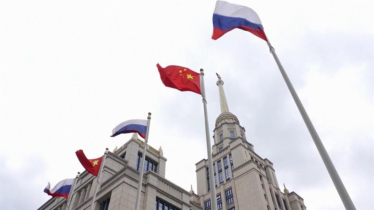 Улицы Пекина украсили российскими флагами в преддверии визита Владимира Путина.