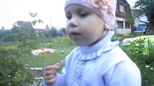 Алиса в саду кушает ягодки и пьет газировку
