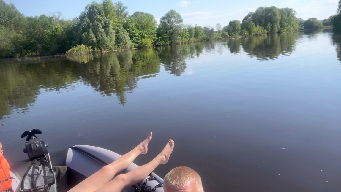 Прогулка с семьей на лодке по Волге