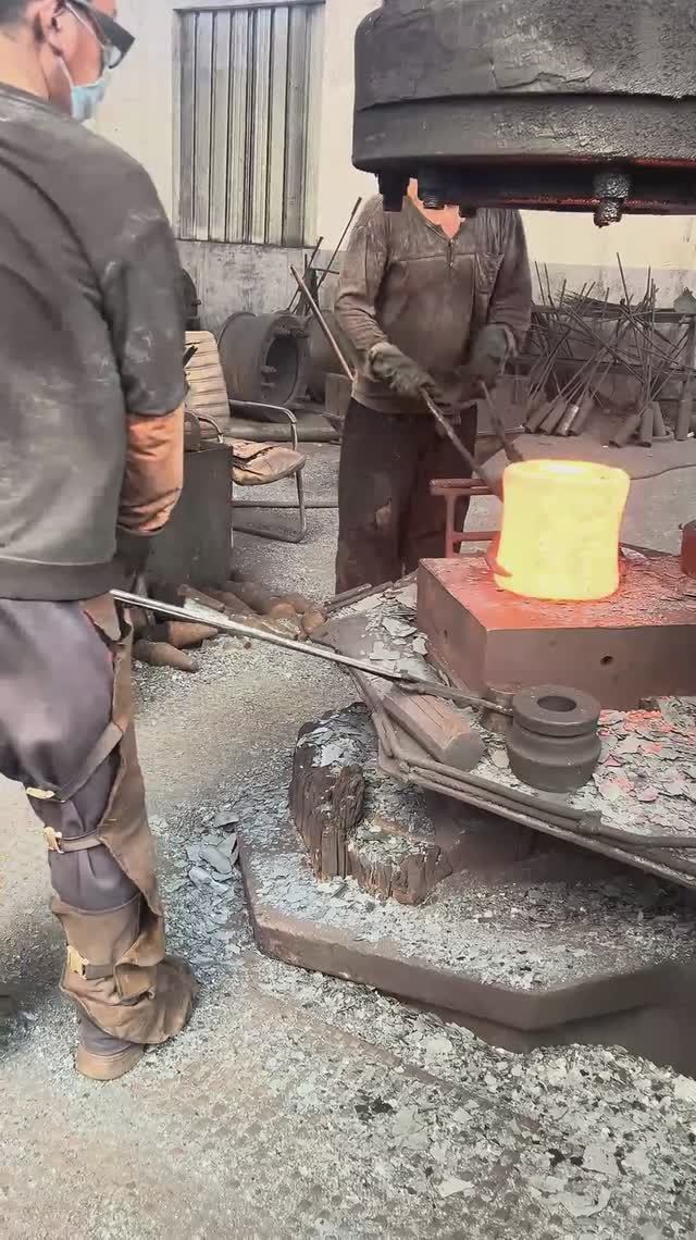 На заводе для ковки качественной стали требуется нечто большее, чем просто огонь